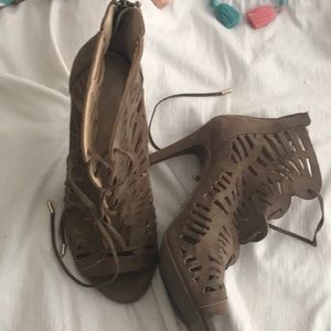 Scalloped Strappy Heats